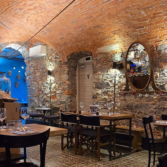 Cozy trattorias in the alleys of Porto Venere
