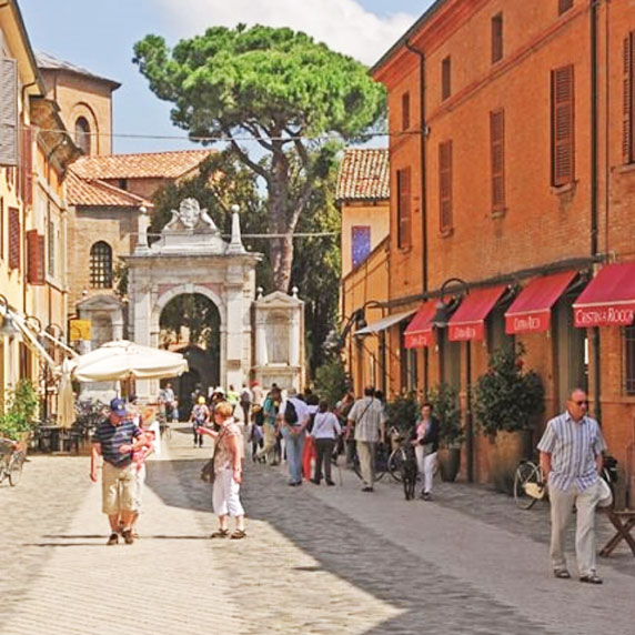 Caminhada pelas praças de Ravenna
