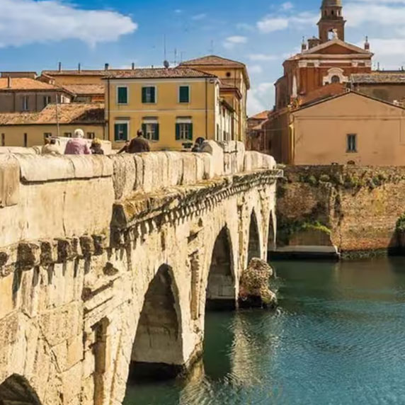 Ponte de Tibério sobre o Rio Marecchia
