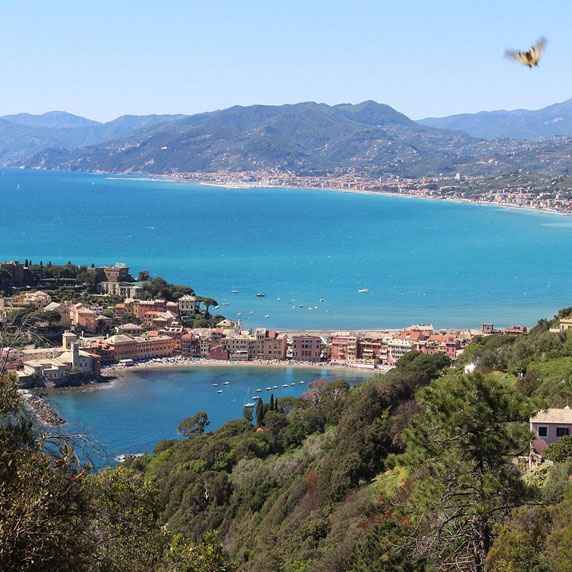Panoramic trail toward Punta Manara